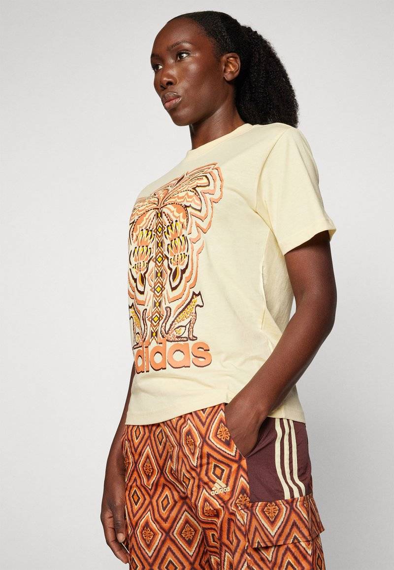 adidas Sportswear adidas Sportswear ADIDAS FARM RIO GRAPHIC - Print T-shirt - easy yellow Cyber Monday