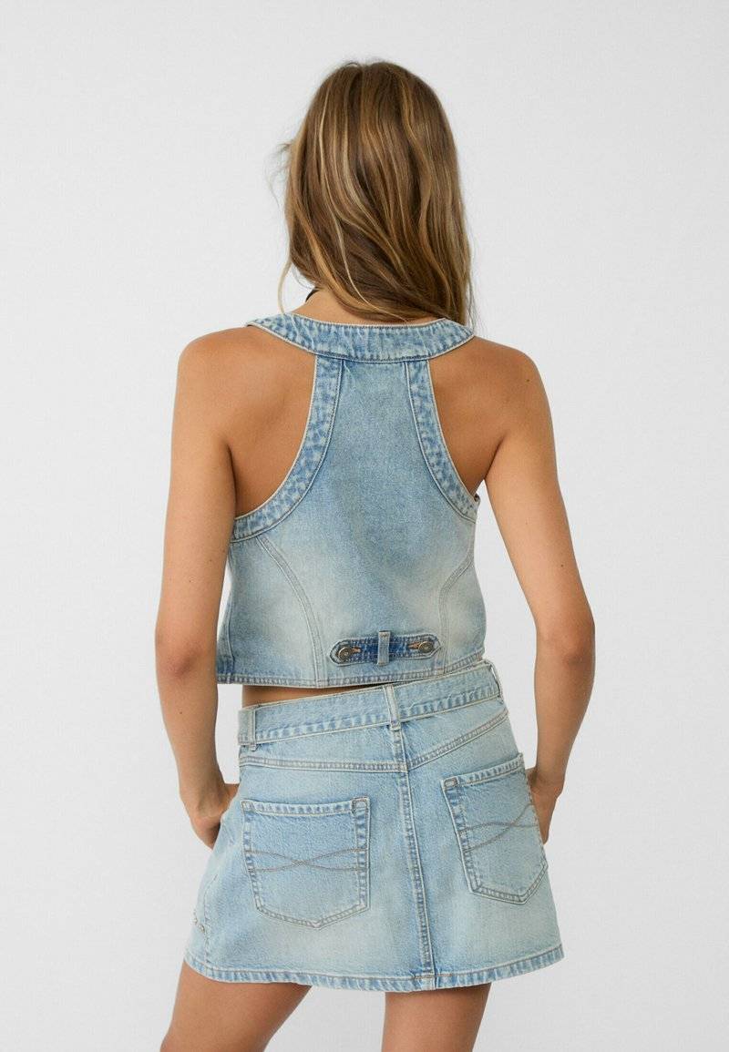 Stradivarius Stradivarius STUDDED - Waistcoat - laser denim Bis zu 50% Rabatt
