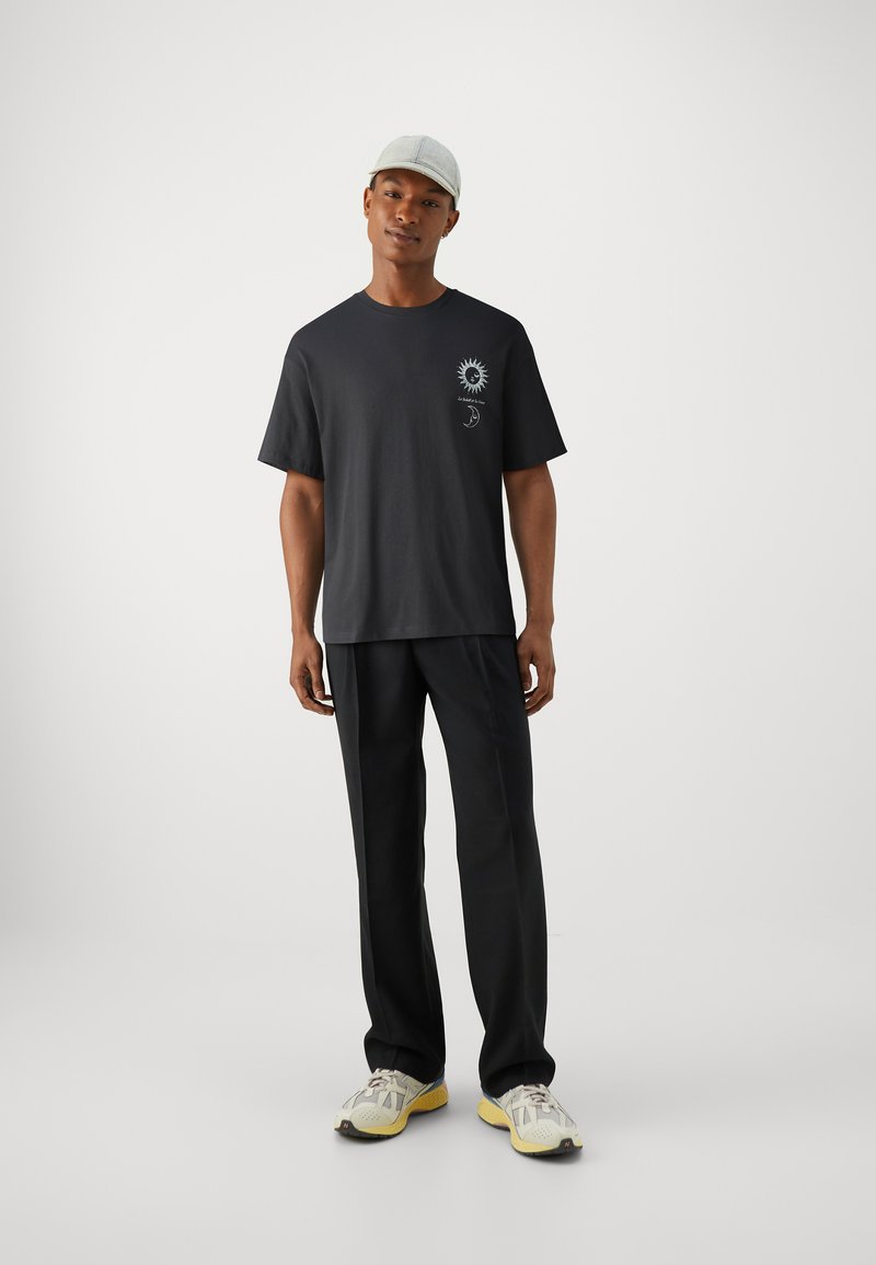 Jack & Jones Jack & Jones JORSOLEIL TEE CREW NECK UNISEX - Print T-shirt - black Begrenzt auf 3 Tage