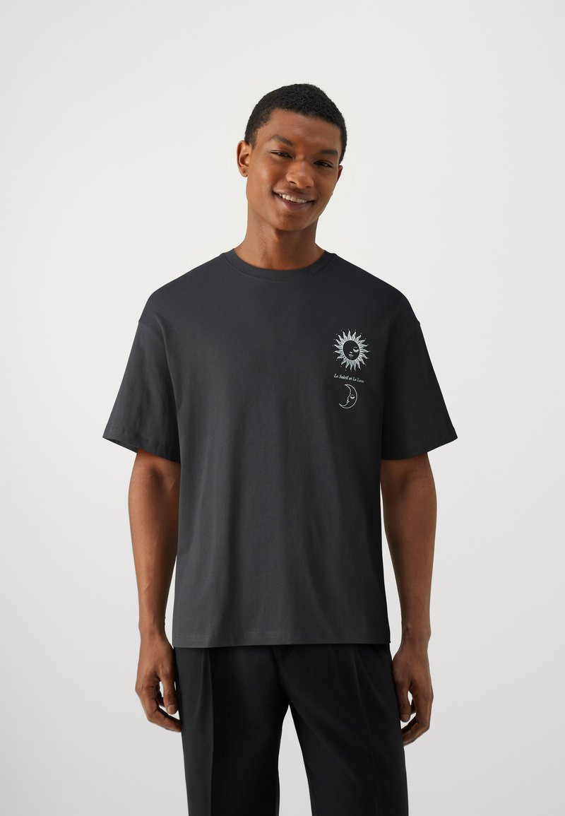 Jack & Jones Jack & Jones JORSOLEIL TEE CREW NECK UNISEX - Print T-shirt - black Begrenzt auf 3 Tage