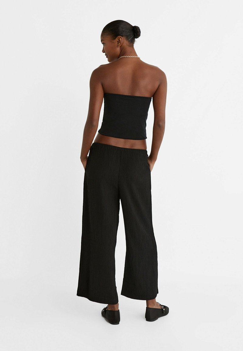 Stradivarius Stradivarius FLOWING CULOTTES - Trousers - black zollfrei